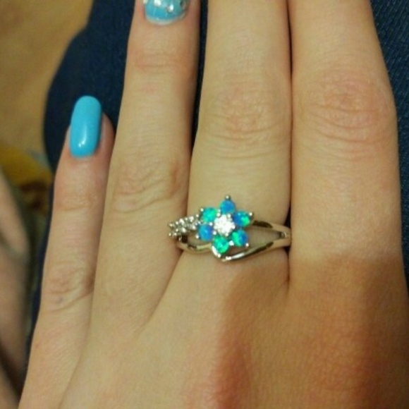 NEW 18K White Gold Diamond Opal Dainty Flower Ring - Picture 6 of 6